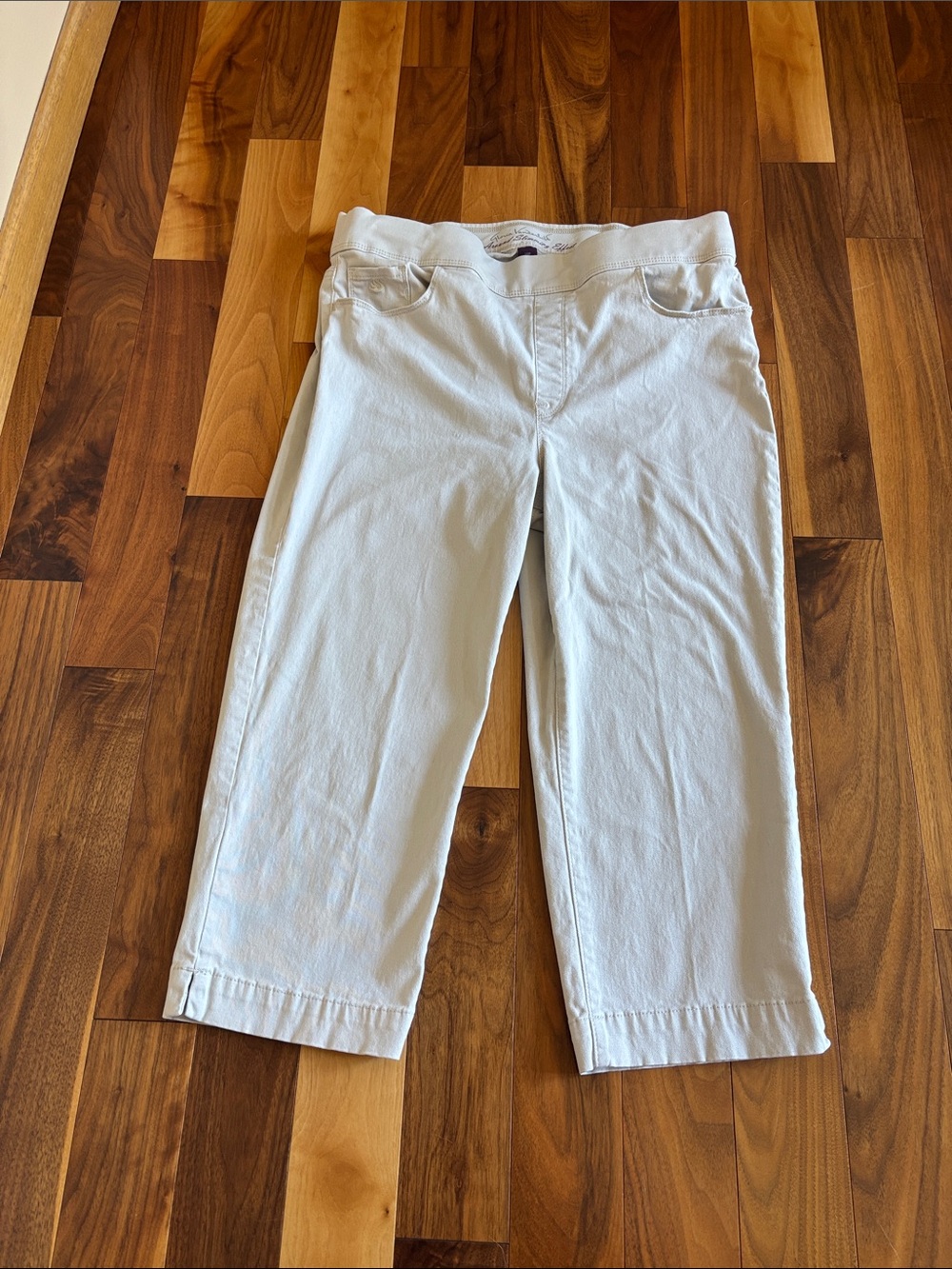 LIKE NEW Gloria Vanderbilt Amanda Pull On Capris, 14P, Stonewood Beige, Jan 2026